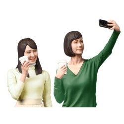 24356 - 1/24 Campus Friends II (Scooter & 5 Figures)