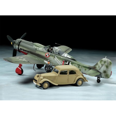 25213 - 1/48 Fw190 D-9 JV44 Aircraft & 11CV Staff Car Set