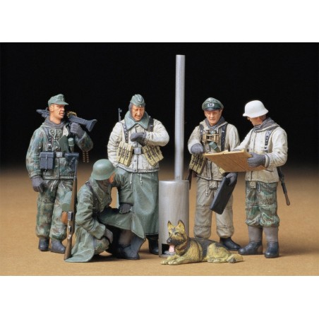 35212 - German Soldiers Field Briefing