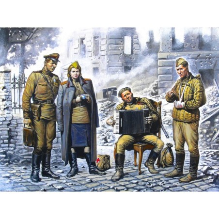 ICM35541 - Soviet Army At Rest, May 1945 with 4 Figures