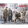 ICM35541 - Soviet Army At Rest, May 1945 with 4 Figures
