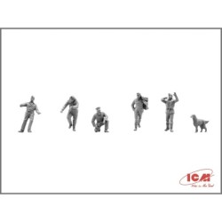 ICM48801 - Spitfire Mk.IX with RAF Pilots & Ground Personnel (7 Figures)