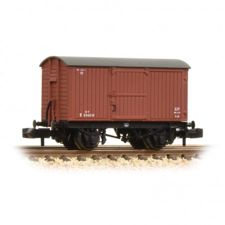 377-976A - 12 Ton Eastern Ventilated Van Planked Ends BR Bauxite (Early)